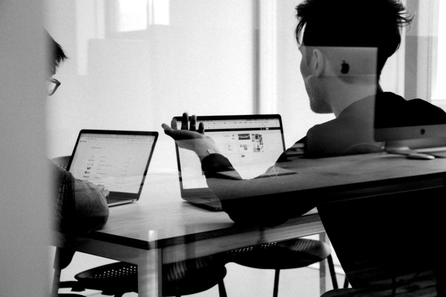 Simulación de decisiones presupuestarias bajo presión