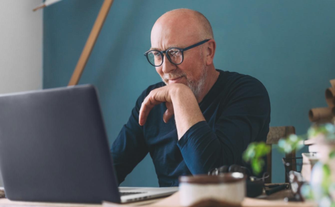 Estudiantes trabajando con plataforma de aprendizaje digital interactiva