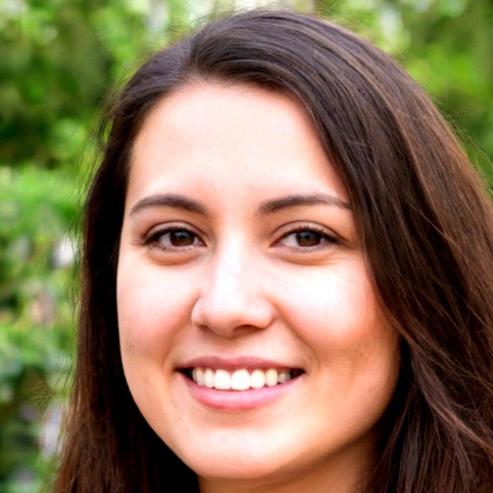 Profesora revisando materiales del curso con expresión concentrada